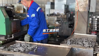 泰工减速机车床加工齿轮轴现场